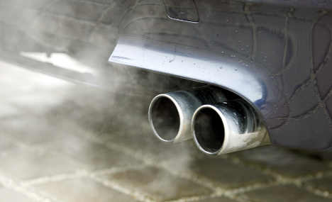 Car boss asks Merkel to rethink CO2 pledge