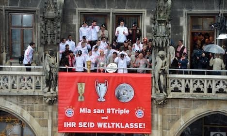 Thousands cheer rainy Bayern treble party