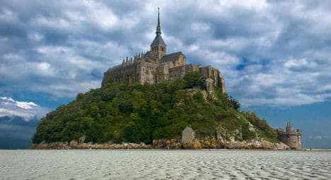 Strike closes Mont Saint Michel as Tour rides in