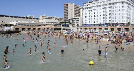 Youth mob tries to drown cop on French beach