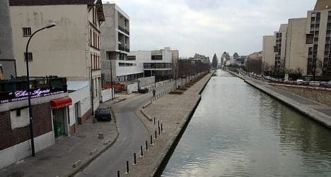 Elderly couple drive into Paris canal in suicide bid