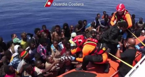 Italy 'can cope' with huge boat migrant wave