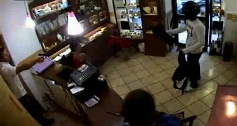 VIDEO: Jeweller saves shop from robbers' heist