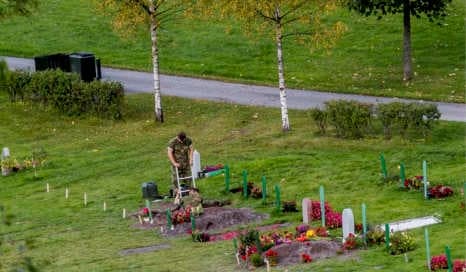 Oslo grave-digger calls in bomb squad
