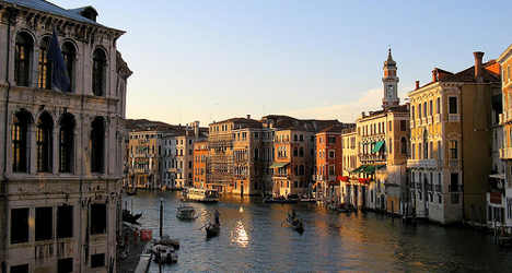 Tourism pushes Venice to 'tipping point'