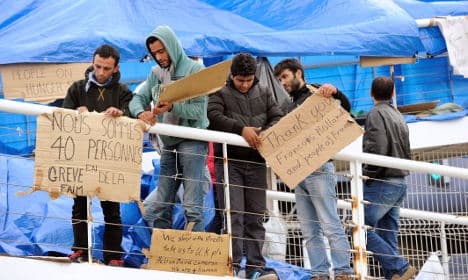 Syrian refugees call off Calais protest