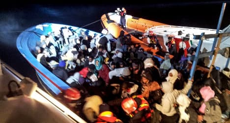Syrian refugees saved off Italian coast