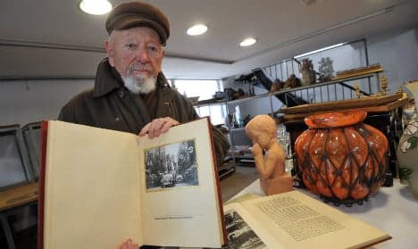 French WWII veteran cashes in on Hitler pics