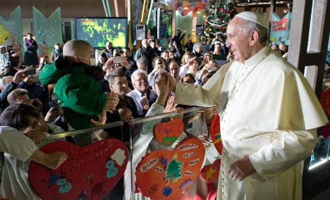 Pope makes Xmas visit to Rome kids hospital