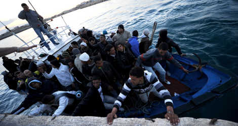Choppy seas hamper Italy migrant boat rescue