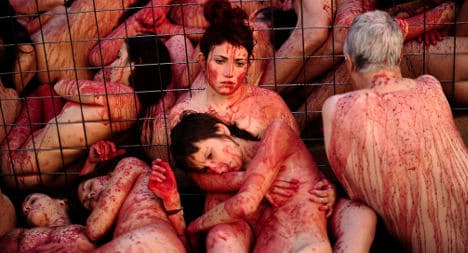 'Bloody' activists strip down to protest fur