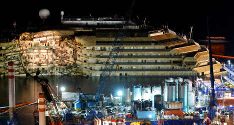 Experts go onboard Costa Concordia