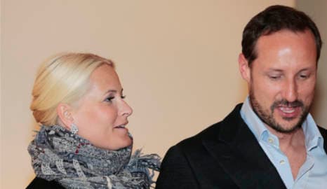 Haakon meditates with Goldie Hawn at Davos