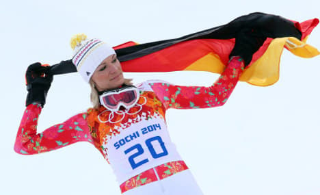 Höfl-Riesch defends Olympic ski title