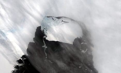 Scientists: Antarctic ice melt 'top threat'