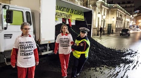 Greenpeace dumps coal outside Elysée Palace