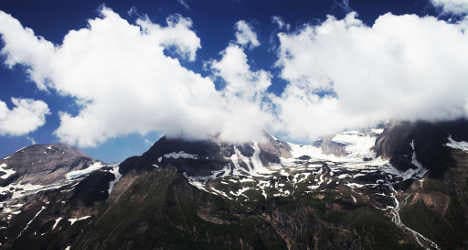 Italian captures dramatic avalanche footage