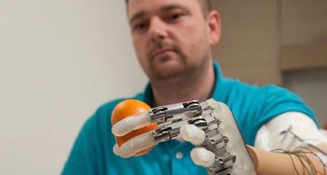 EPFL helps pioneer 'feeling' bionic hand