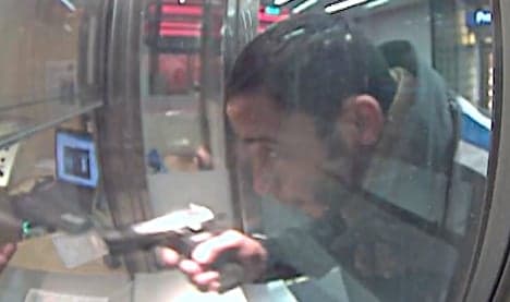 Police issue pics of gun-slinging metro freerider