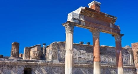 Thieves steal part of Pompeii fresco