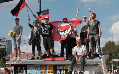 Protesters stop neo-Nazi march after 200 metres
