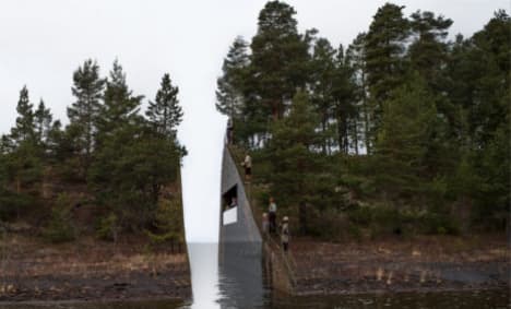 Norway PM rings Utøya mum over memorial