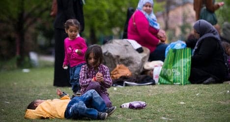 Syrian refugees set up home in Paris park