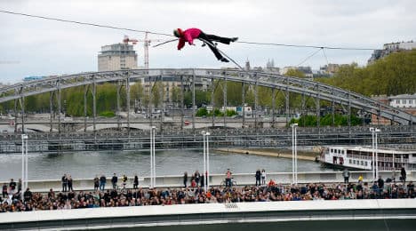 VIDEO: Paris tightrope walker crosses the Seine