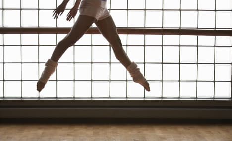 Bulky ballet dancer sues club for barre break