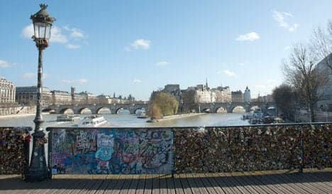 Paris: Town Hall refuses to ban love locks