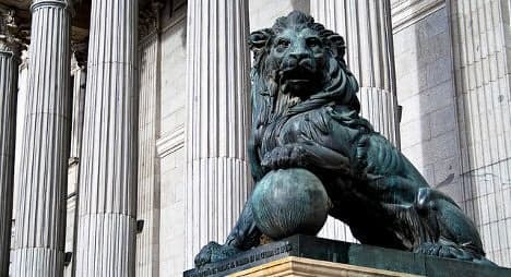 Spain snubs testicles for iconic lion statue