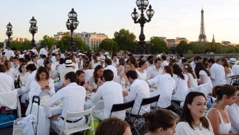 Paris: Thousands dine out in culinary flash mob