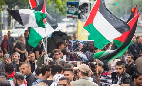 Pro-Gaza, Israel marches choke city centres