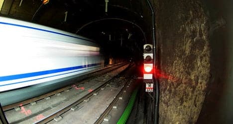 Madrid Metro breakdown: Passengers walk tracks