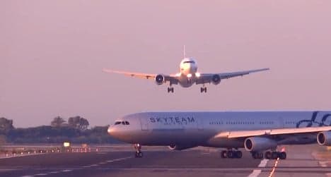 VIDEO: Landing aborted in Barcelona 'near miss'