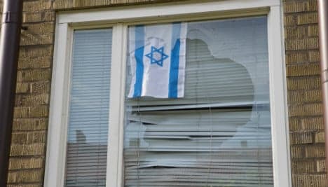 Man beaten with iron pipe for flying Israeli flag