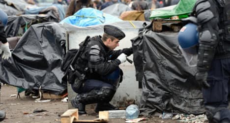 Calais targets migrants by banning camps