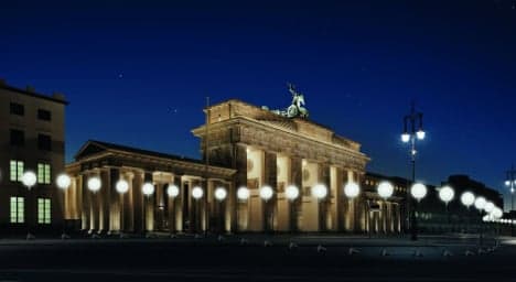 Berlin to place 8,000 lit balloons along Wall route