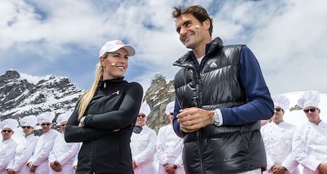 Federer and Vonn play tennis at Jungfraujoch