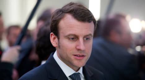 Hollande puts economy in hands of ex-banker, 36