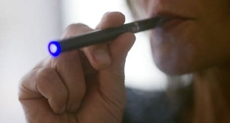 WHO urges ban on e-cigarettes for minors