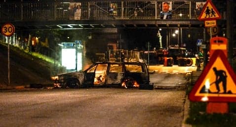 Stone-throwing youths attack Stockholm cops