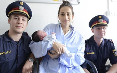 Traffic cops help deliver baby boy
