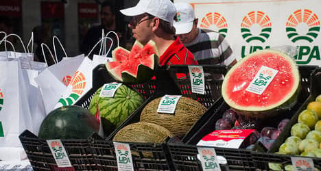 Furious farmers defy Russia with free fruit
