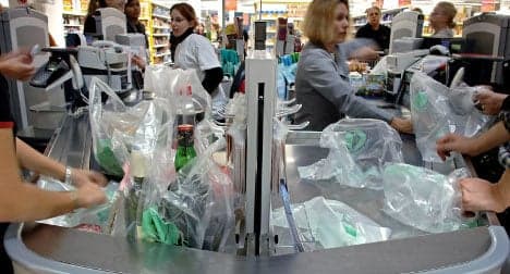 France moves step closer to plastic bag ban
