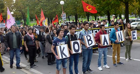 Thousands gather to support Kobane's Kurds