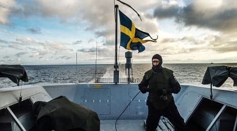 Sweden hunts damaged Russian sub: report