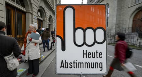 Swiss voters massively reject immigration cap