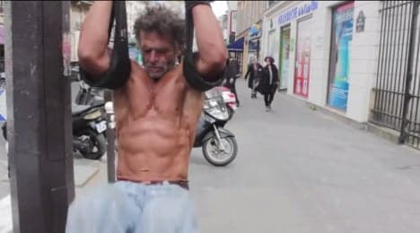 Homeless bodybuilder turns Paris into gym