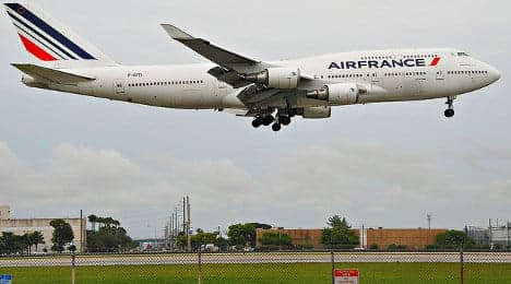 Fruit forces Paris flight into emergency landing